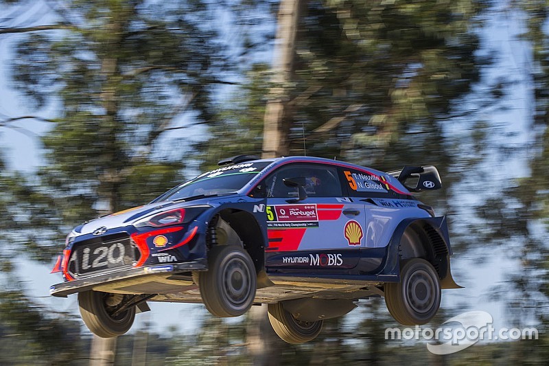 Neuville salva una plaga de abandonos y lidera tras la primera etapa en Portugal