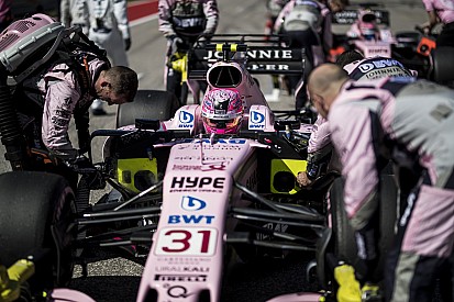 Drasztikus beavatkozással szerelt autót a Force India Austinban