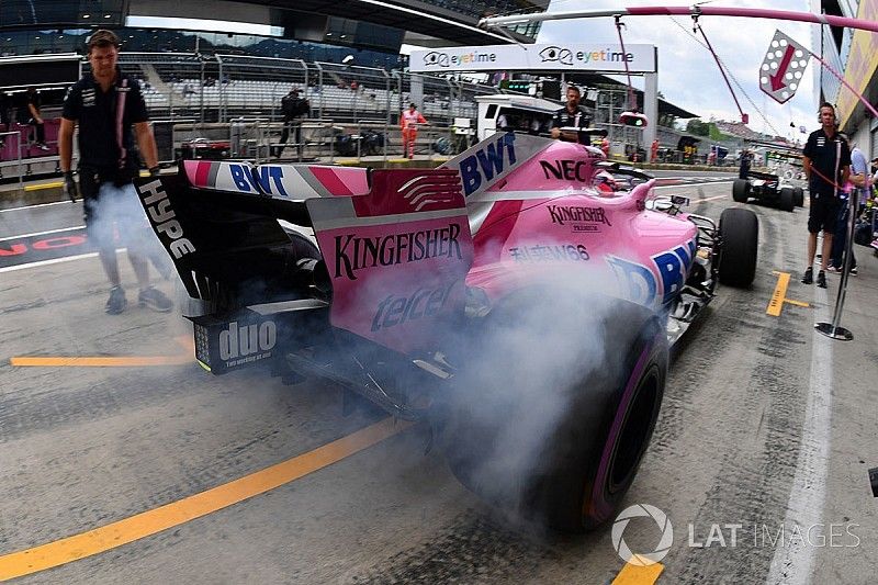 Sergio Perez, Force India VJM11 and tyre smoke