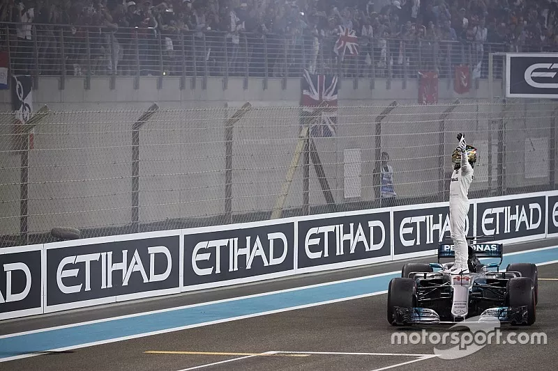 Le deuxi&egrave;me, Lewis Hamilton, Mercedes AMG F1, f&ecirc;te son podium