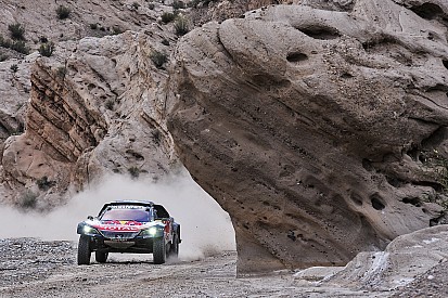 Sainz completa estágio do Dakar preso na terceira marcha