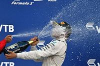 La historia detr&aacute;s de la foto: 'Bottas prueba el champ&aacute;n'
