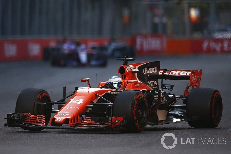 Fernando Alonso, McLaren MCL32, Carlos Sainz Jr., Scuderia Toro Rosso STR12