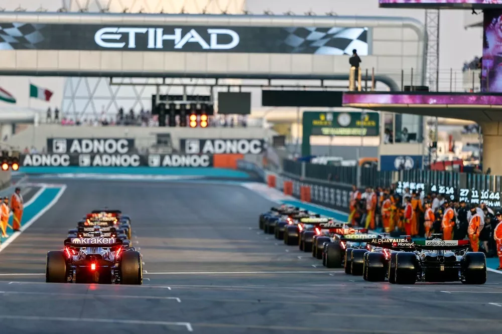 Logan Sargeant, Williams FW45, Zhou Guanyu, Alfa Romeo C43, prepare to chase the pack at the start