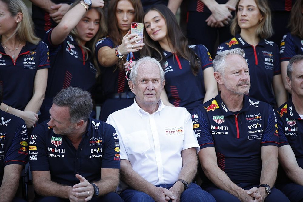 Foto da equipe Red Bull 2023, incluindo Christian Horner, chefe de equipe da Red Bull Racing, e Helmut Marko, consultor da Red Bull Racing