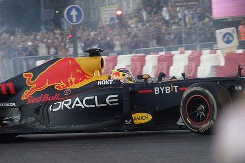 Checo P&eacute;rez da una demostraci&oacute;n de lo que podr&iacute;a ser la F1 en Madrid