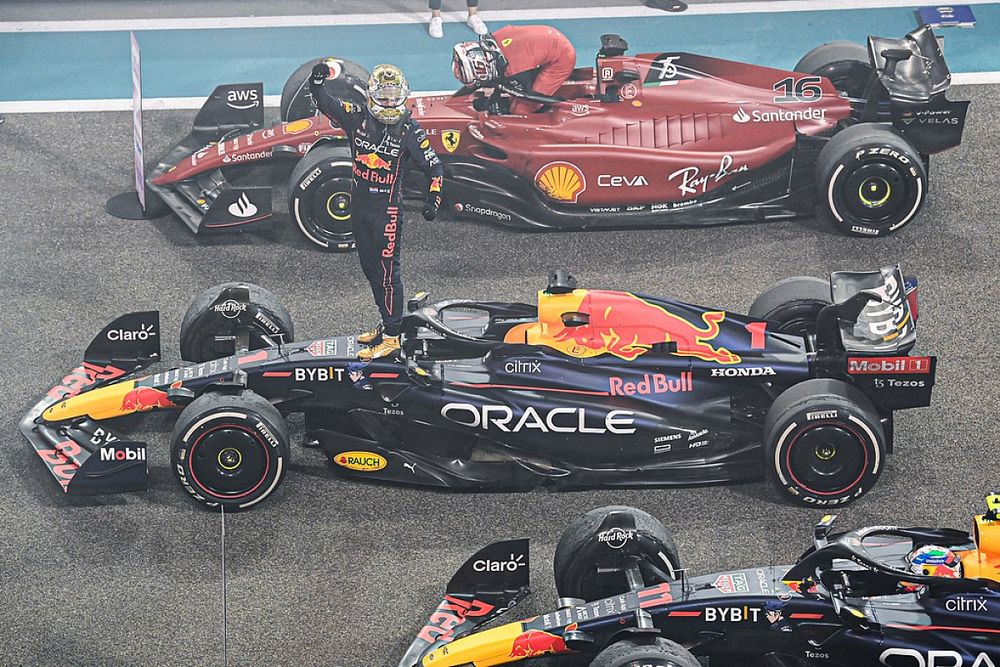 Max Verstappen, Red Bull Racing, 1ª posición, celebra al final de la carrera