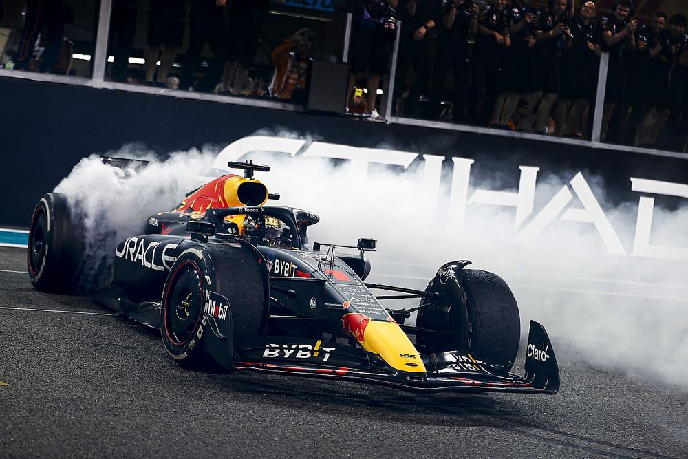 Max Verstappen, Red Bull Racing RB18, 1&ordf; posici&oacute;n, realiza donuts en celebraci&oacute;n al final de la carrera