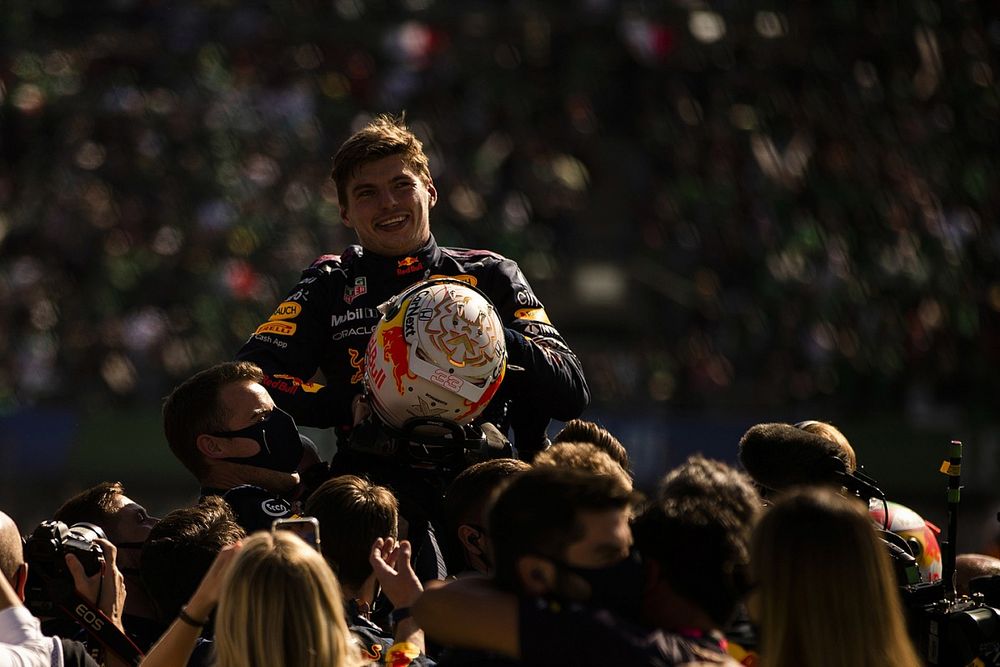Max Verstappen, Red Bull Racing, 1st position, celebrates with his team in Parc Ferme