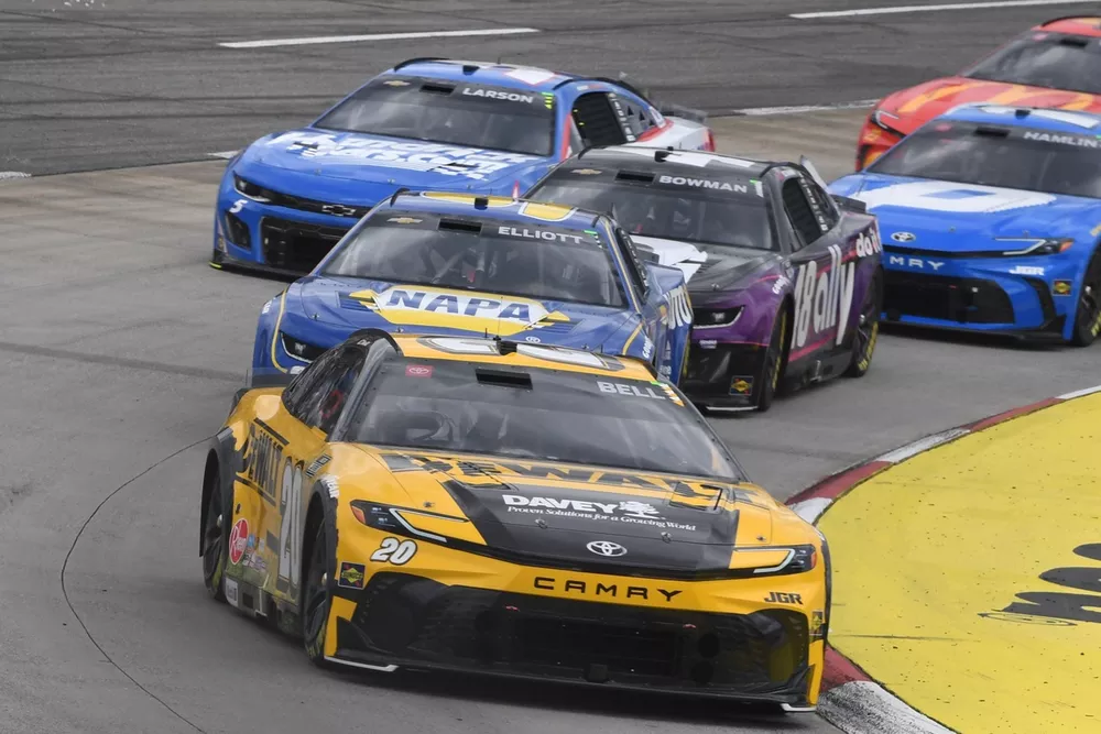Christopher Bell, Joe Gibbs Racing Toyota; Chase Elliott, Hendrick Motorsports Chevrolet; Kyle Larson, Hendrick Motorsports Chevrolet