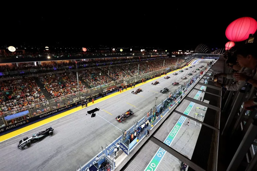 Max Verstappen, Red Bull Racing, George Russell, Mercedes