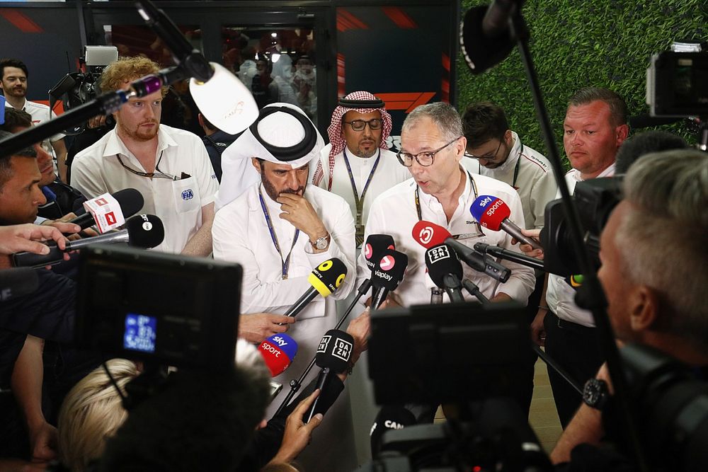 Mohammed bin Sulayem, Presidente de la FIA, y Stefano Domenicali, Director General de la Fórmula 1, celebran una conferencia de prensa para confirmar que el evento seguirá adelante tras el ataque con misiles a Jeddah