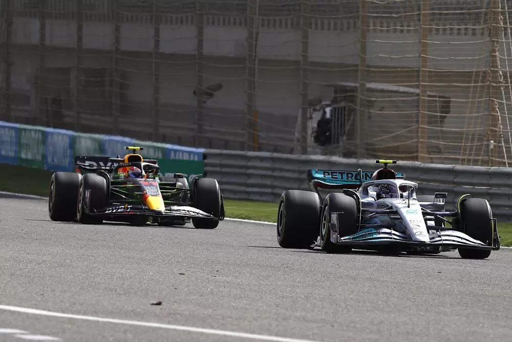 Lewis Hamilton, Mercedes W13, Sergio Perez, Red Bull Racing RB18