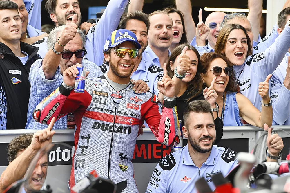 Le poleman Enea Bastianini, Gresini Racing f&ecirc;te avec son &eacute;quipe