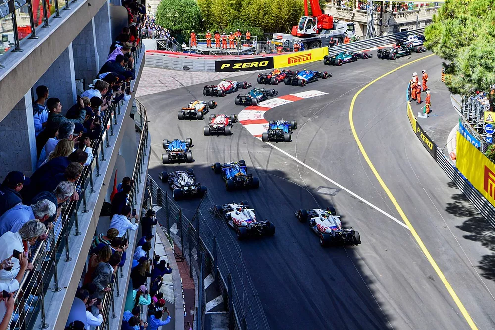 Lewis Hamilton, Mercedes W12, Sebastian Vettel, Aston Martin AMR21, Esteban Ocon, Alpine A521, Sergio Perez, Red Bull Racing RB16B, Antonio Giovinazzi, Alfa Romeo Racing C41, Lance Stroll, Aston Martin AMR21, and the remainder of the field at the start
