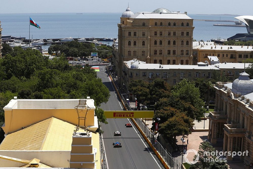 Carlos Sainz Jr., Ferrari SF21, Mick Schumacher, Haas VF-21, y Esteban Ocon, Alpine A521