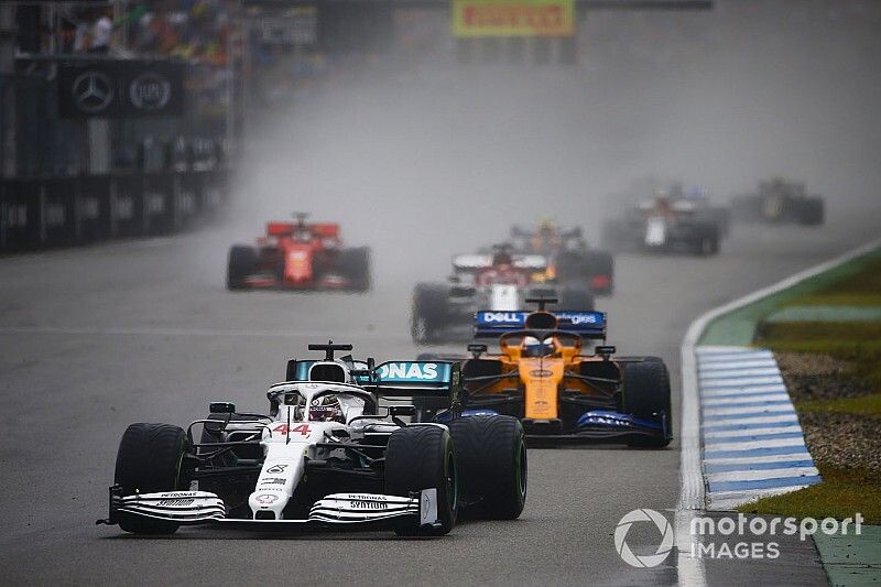 Lewis Hamilton, Mercedes AMG F1 W10, Carlos Sainz Jr., McLaren MCL34