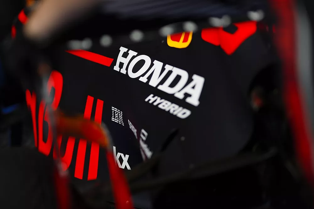 Un logo de Honda en la cubierta motor del Red Bull
