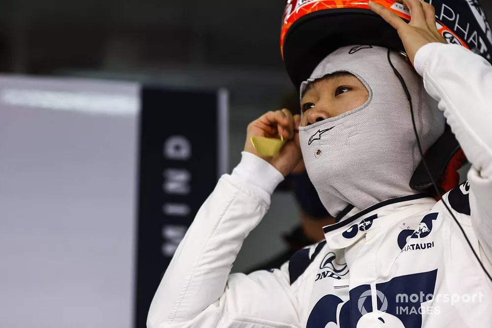 Yuki Tsunoda, Honda Formula Dream Project puts on his helmet