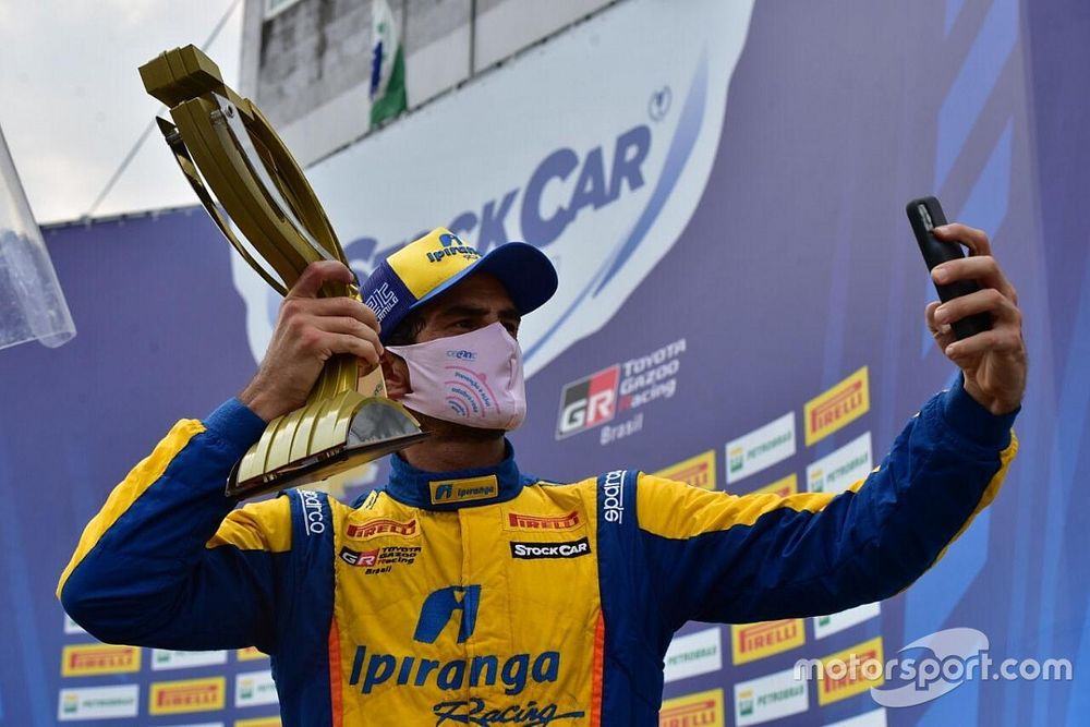 Thiago Camilo comemora pole em Cascavel