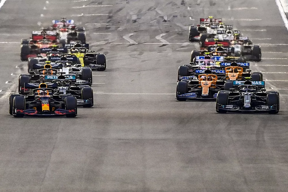Max Verstappen, Red Bull Racing RB16 Valtteri Bottas, Mercedes F1 W11 and Lewis Hamilton, Mercedes F1 W11 at the start of the race