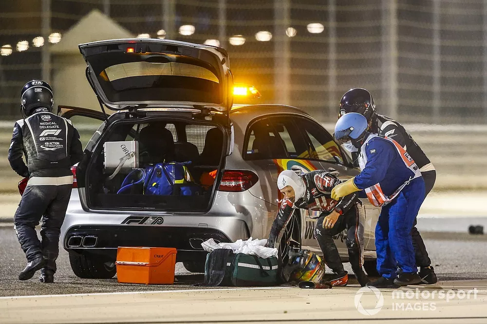 L'&eacute;quipe m&eacute;dicale assistent Romain Grosjean, Haas F1, apr&egrave;s son crash