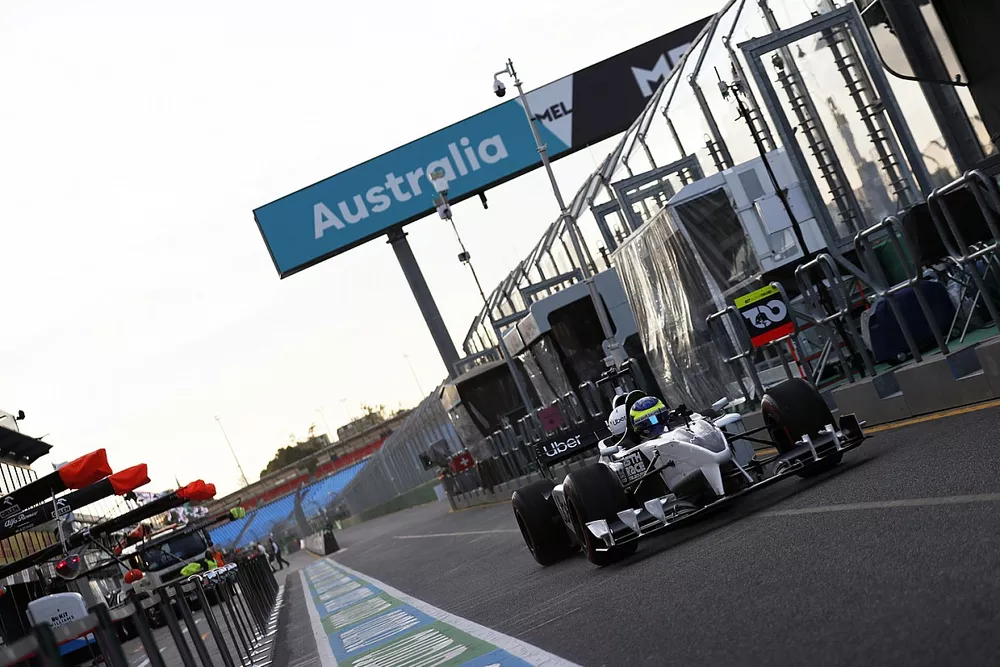 Zsolt Baumgartner deja los pits en el F1 de 2 plazas