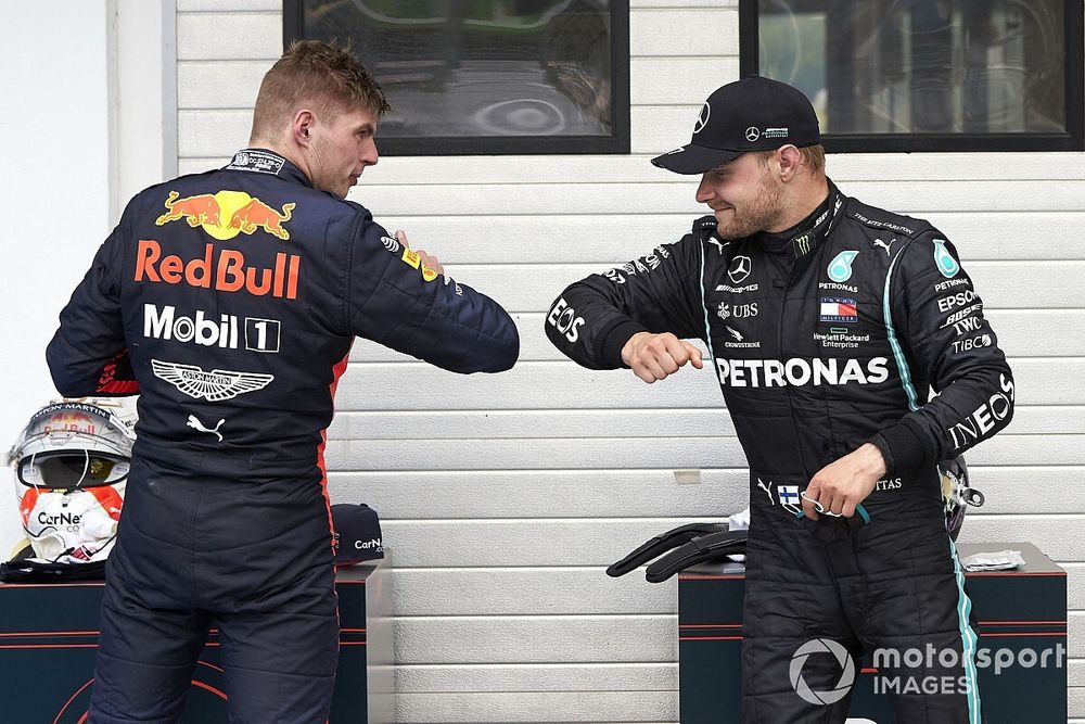 Valtteri Bottas, Mercedes-AMG Petronas F1, choca los codos con Max Verstappen, Red Bull Racing 