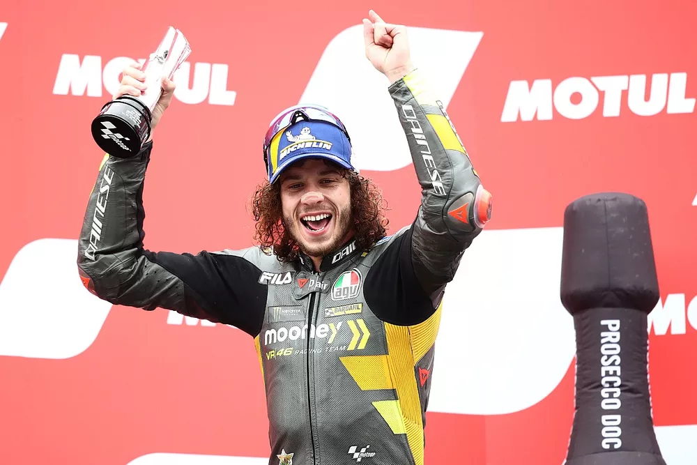 Le deuxi&egrave;me Marco Bezzecchi, VR46 Racing Team sur le podium