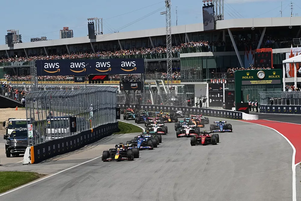 Max Verstappen, Red Bull Racing RB18, Fernando Alonso, Alpine A522, Carlos Sainz, Ferrari F1-75, Lewis Hamilton, Mercedes W13, Kevin Magnussen, Haas VF-22, el resto en la salida