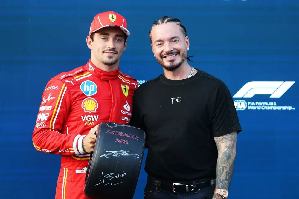 J Balvin, Scuderia Ferrari'den Charles Leclerc'e Pirelli Pole Position &Ouml;d&uuml;l&uuml;'n&uuml; takdim etti 