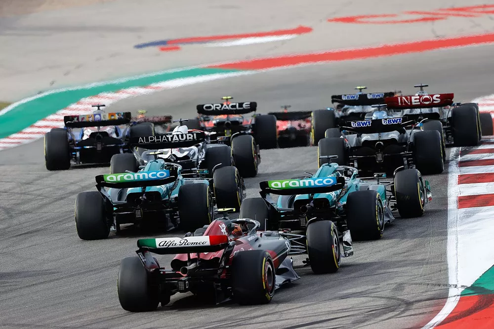 Esteban Ocon, Alpine A523, Daniel Ricciardo, AlphaTauri AT04, Fernando Alonso, Aston Martin AMR23, Lance Stroll, Aston Martin AMR23, Zhou Guanyu, Alfa Romeo C43, at the start
