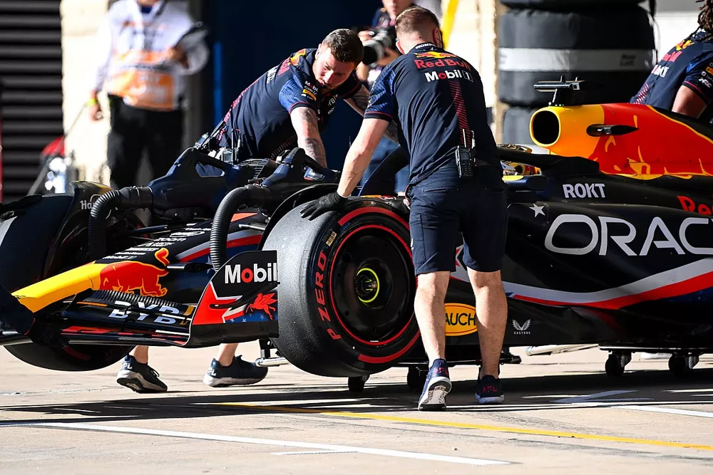 Max Verstappen, Red Bull Racing RB19, retorna &agrave; garagem