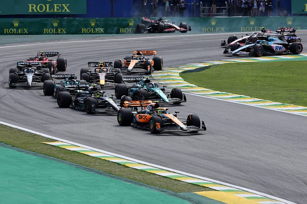 Lando Norris, McLaren MCL60, Lewis Hamilton, Mercedes F1 W14, Fernando Alonso, Aston Martin AMR23, el resto de la parrilla mientras Kevin Magnussen, Haas VF-23, se estrella.