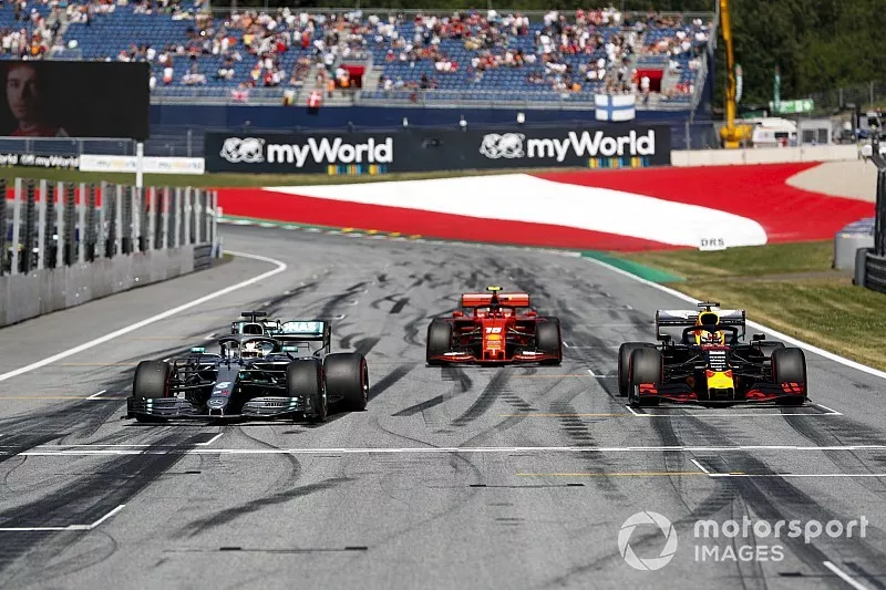 Lewis Hamilton, Mercedes AMG F1 W10, le poleman Charles Leclerc, Ferrari SF90, et Max Verstappen, Red Bull Racing RB15 se rendant au Parc Ferm&eacute;