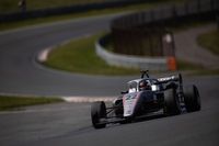 Dobry weekend Kucharczyka, lecz lider ucieka