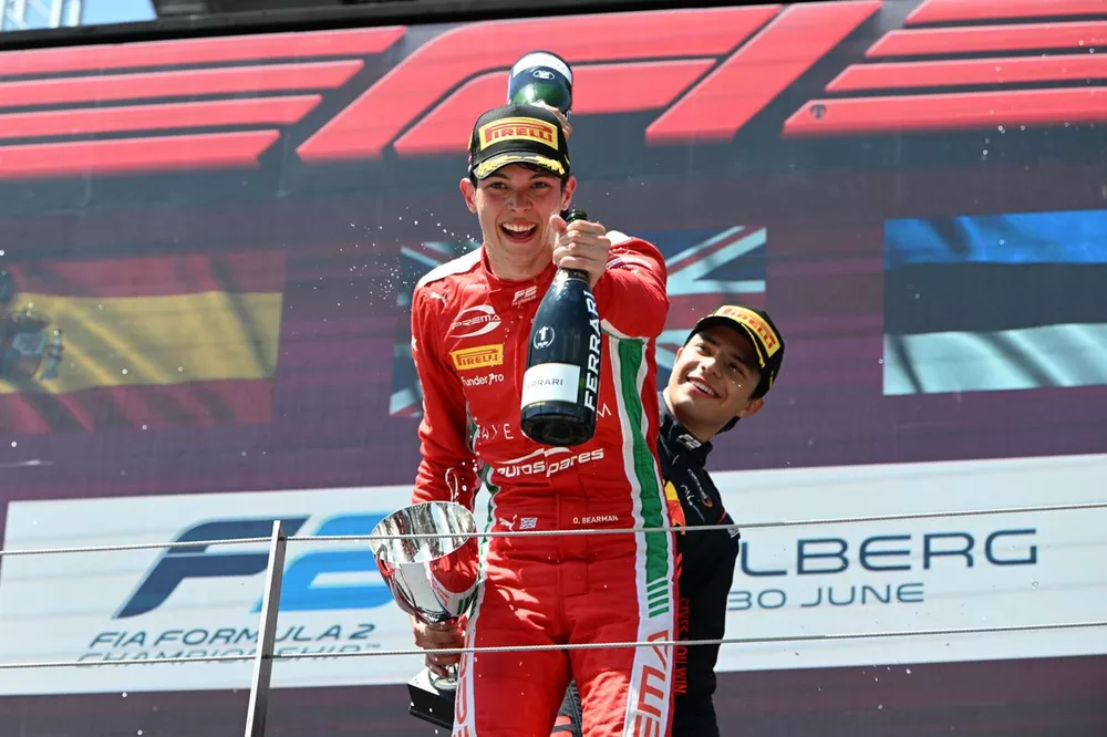 Pepe Marti (ESP, Campos Racing), 2nd position, pours Champagne over Oliver Bearman (GBR, Prema Racing), 1st position, on the podium