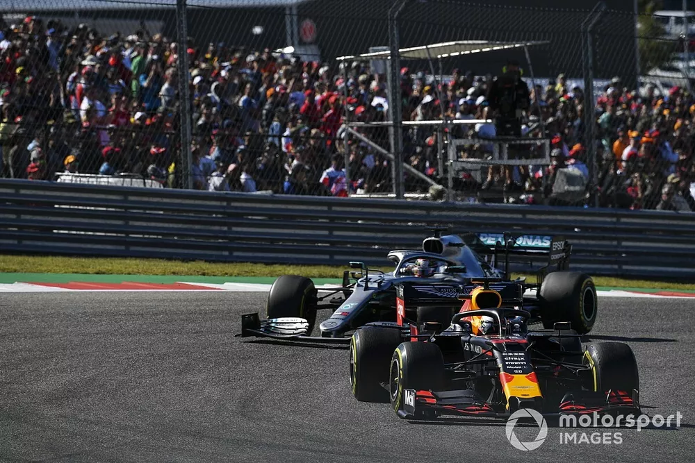 Max Verstappen, Red Bull Racing RB15, en Lewis Hamilton, Mercedes AMG F1 W10 