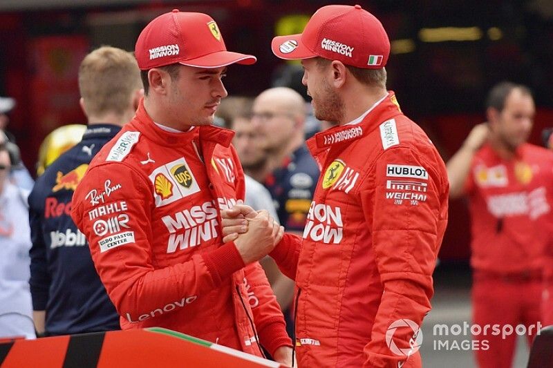 Charles Leclerc, Ferrari, y Sebastian Vettel, Ferrari, se felicitan despu&eacute;s de la calificaci&oacute;n