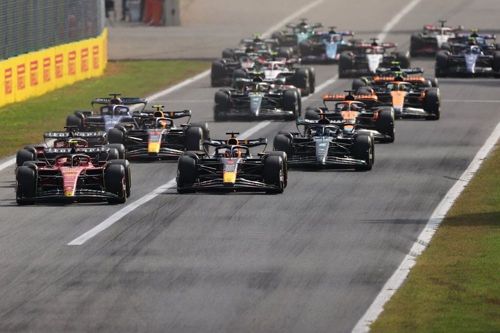 Carlos Sainz, Ferrari SF-23, lidera la salida
