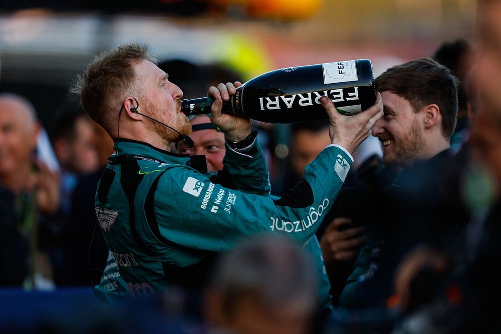 Mecánicos de Aston Martin celebran el podio de Fernando Alonso