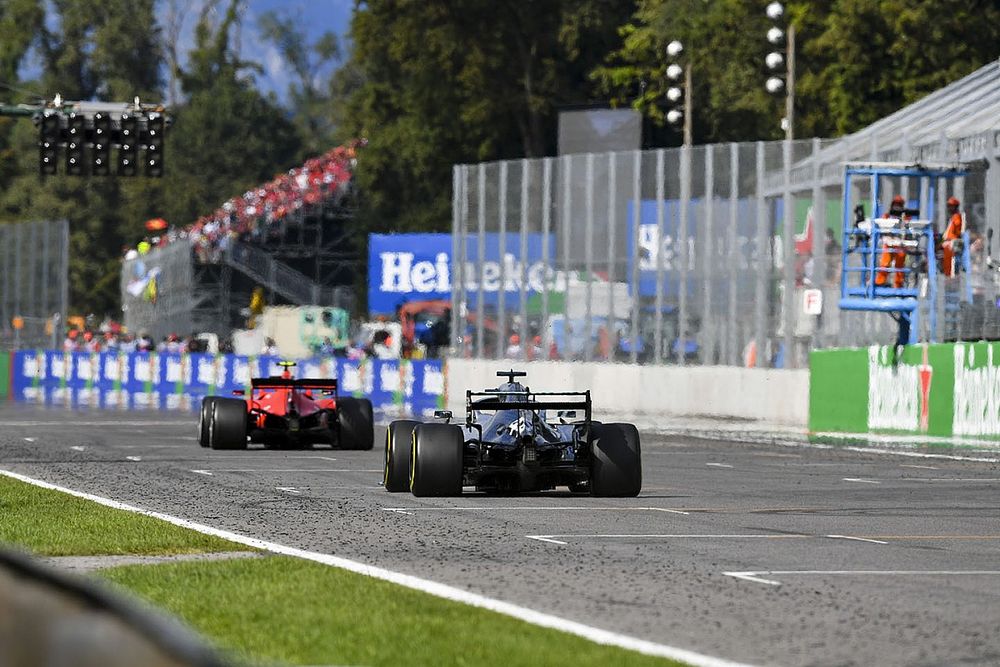 Lewis Hamilton, Mercedes AMG F1 W10 en Charles Leclerc, Ferrari SF90 