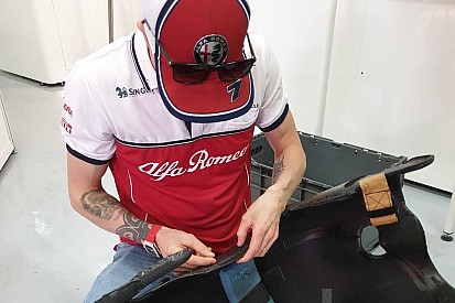 Raikkonen tuttofare: eccolo mentre aggiusta il sedile dell'Alfa Romeo!