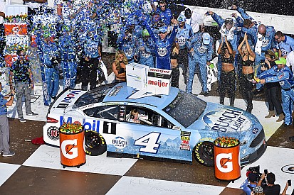 Kevin Harvick domina anche in Michigan e coglie la settima vittoria della stagione