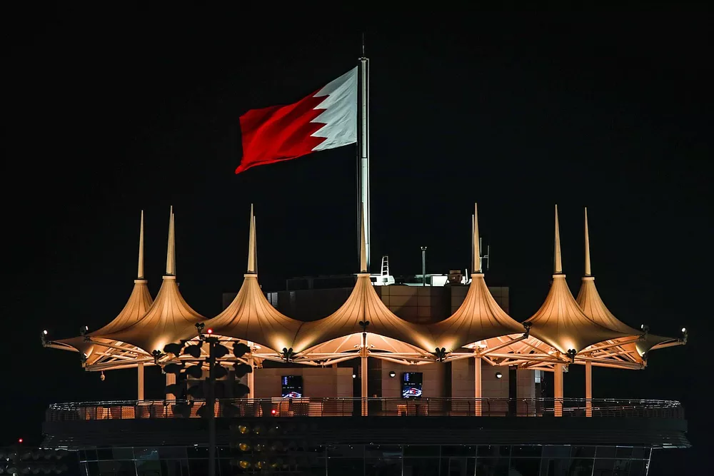 Le drapeau de Bahreïn sur un bâtiment