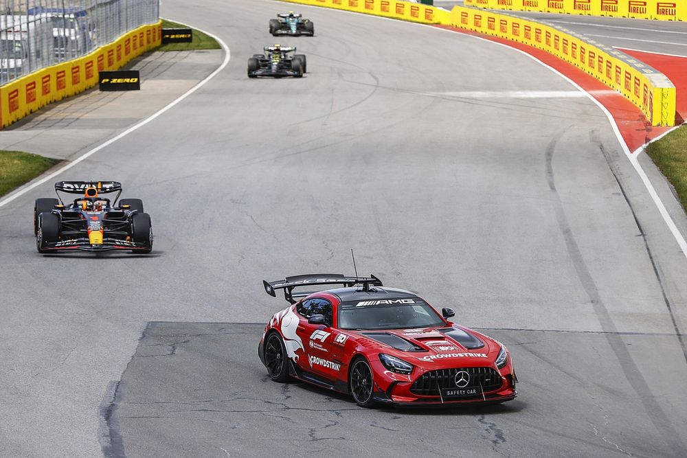 El Safety Car lidera a Max Verstappen, Red Bull Racing RB19, Lewis Hamilton, Mercedes F1 W14, Fernando Alonso, Aston Martin AMR23