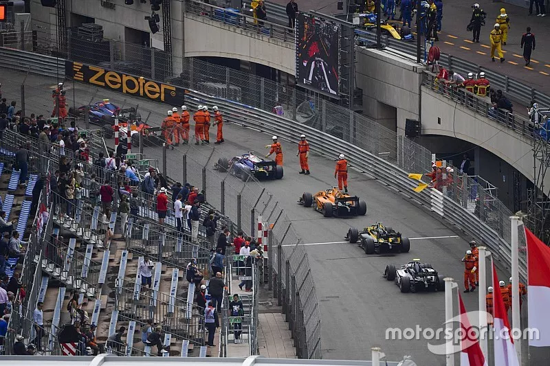 Cars queue up before La Rascasse during a red flag period