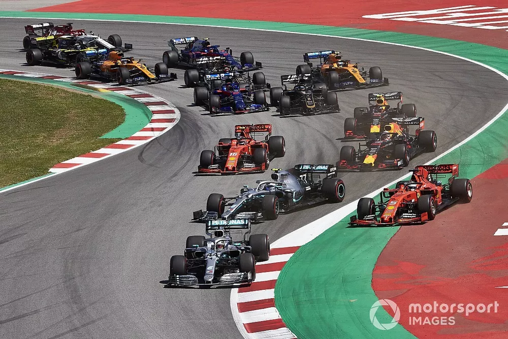 Lewis Hamilton, Mercedes AMG F1 W10, voor Valtteri Bottas, Mercedes AMG W10, Sebastian Vettel, Ferrari SF90,Max Verstappen, Red Bull Racing RB15, Charles Leclerc, Ferrari SF90, en de rest van het veld bij de start