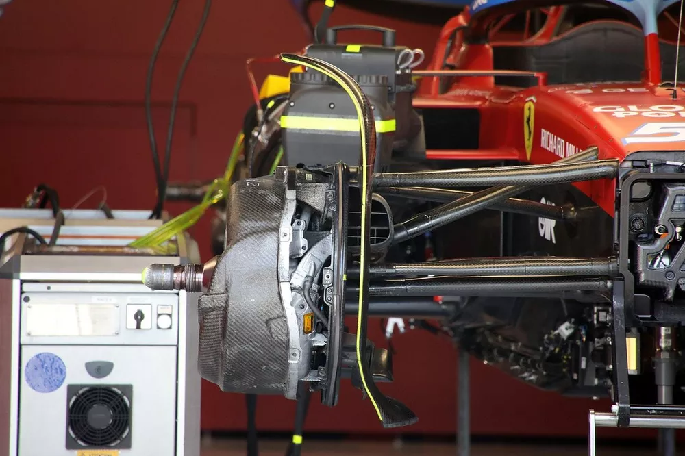 Detalle del freno delantero del Ferrari SF-24