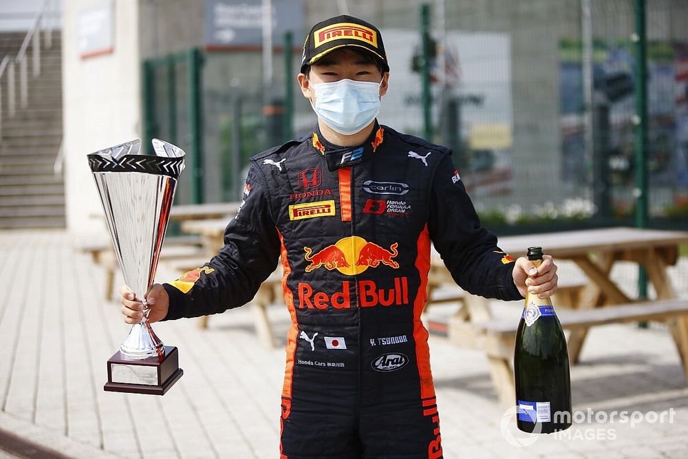 Yuki Tsunoda, Carlin poses with his winner's trophy and champagne